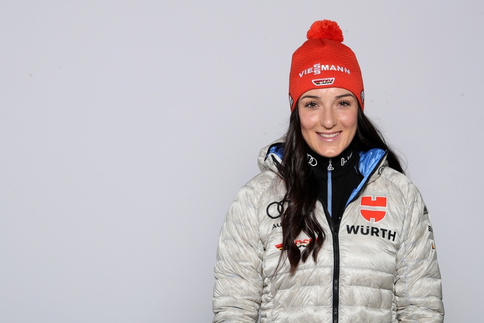 Drama beim Mannschaftstraining in Oberwiesenthal! Ski-Talent Jessica Löschke (20) jagte sich einen Skistock durch die linke Wade.