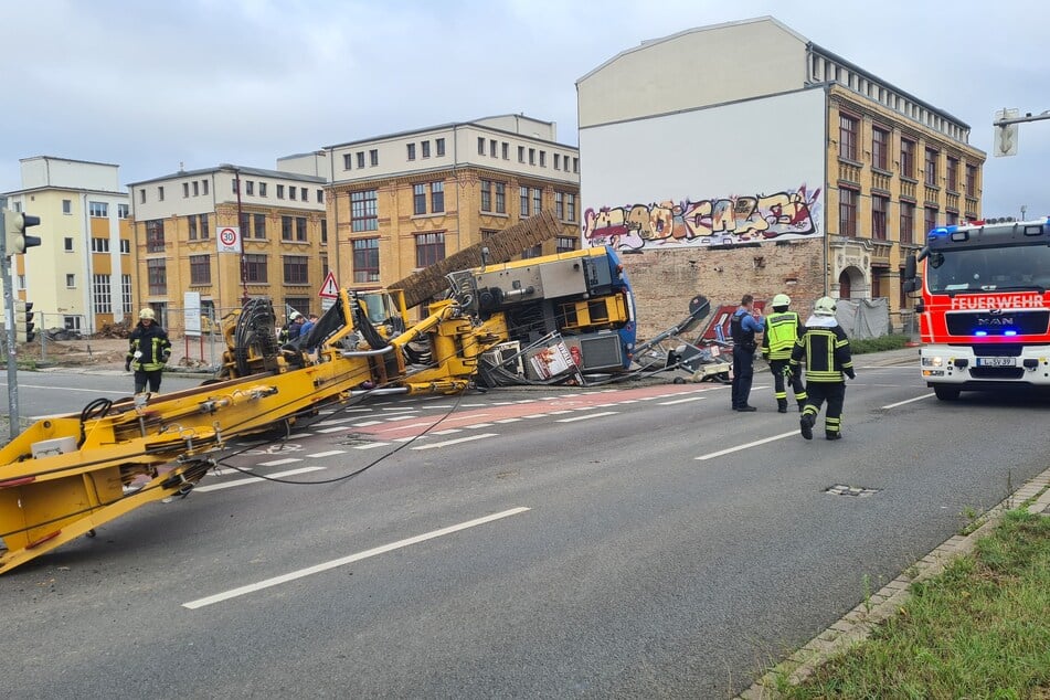 Am Dienstagmorgen kippte ein Kran von der Baustelle auf die Ludwig-Erhard-Straße.