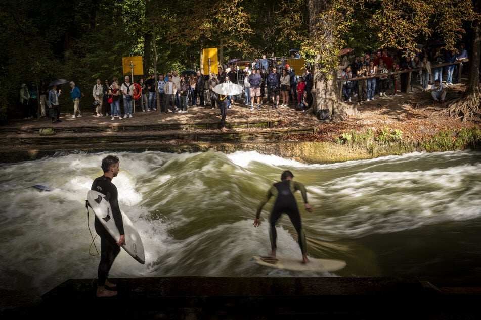 Surfer vermissen die verschwundene Münchner Eisbachwelle. (Archivfoto)