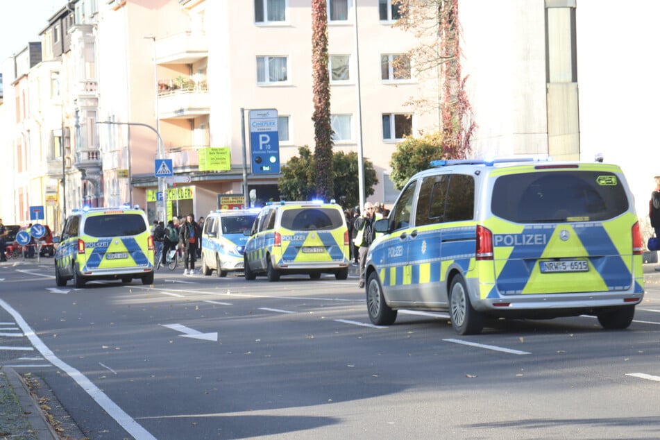 Die Siegburger Polizei war am Donnerstag mit zahlreichen Einsatzkräften im Bahnhofsbereich im Großeinsatz.