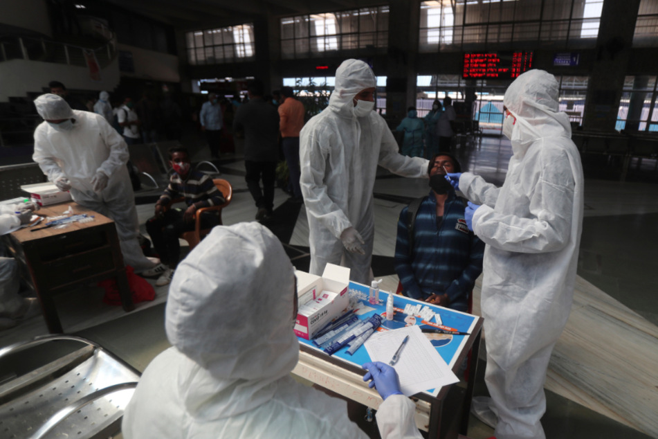 Mumbai: Gesundheitspersonal entnimmt in einem Bahnhof Nasenabstrichproben von Passagieren, um einen Corona-Test durchzuführen.