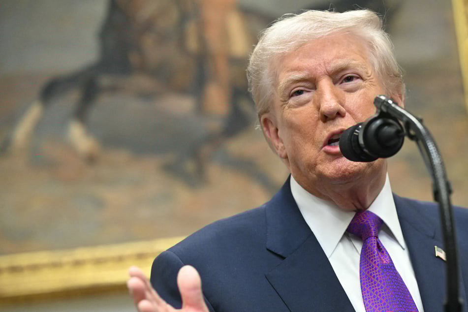 Trump warns Iran of "very traumatic" consequences if nuclear deal is not reached