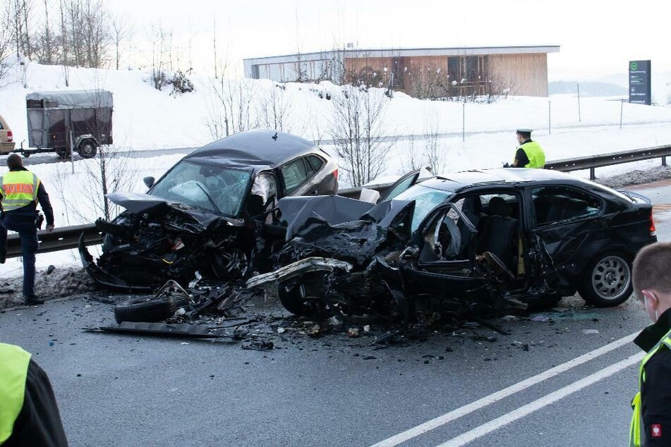 Ein Autofahrer ist mit seinem BMW auf die Gegenfahrbahn gekommen - mit schrecklichen Folgen.