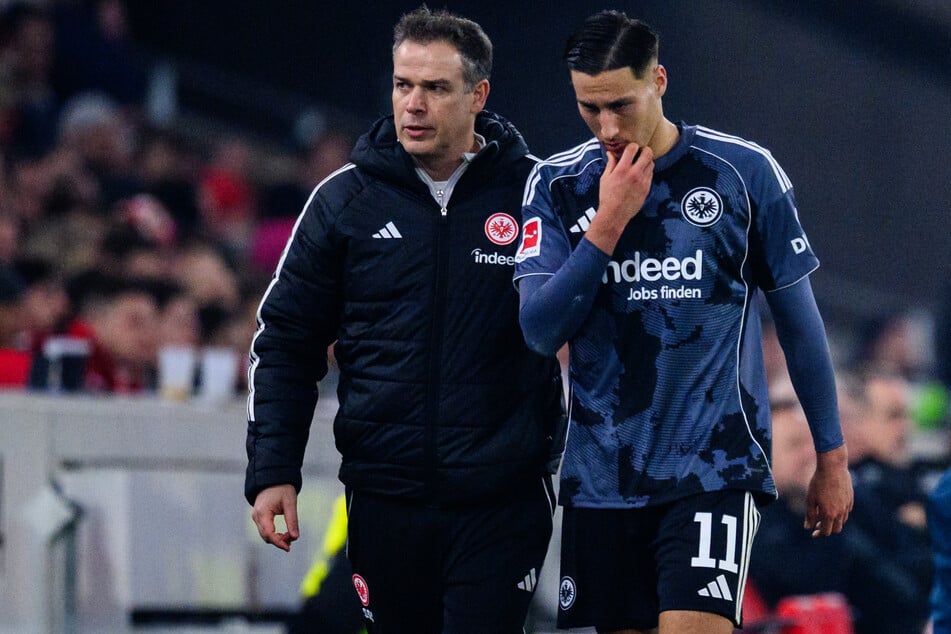 Younes Ebnoutalib (22, r.) hatte im zweiten Spiel für die Eintracht in Stuttgart einen Innenbandriss im rechten Knie erlitten.