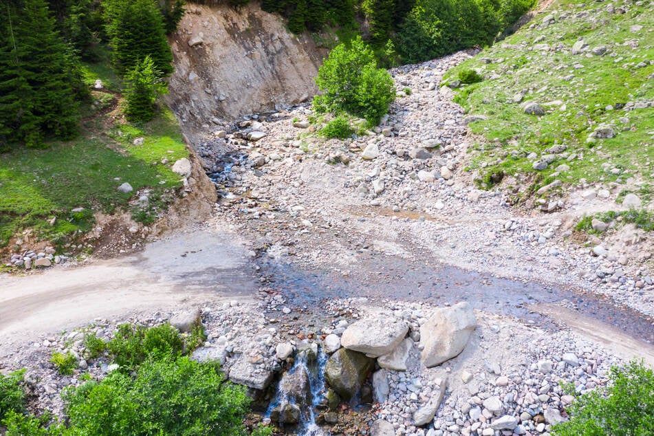 Die verweste Leiche saß auf einem Stein in einem Bachbett. (Symbolfoto)