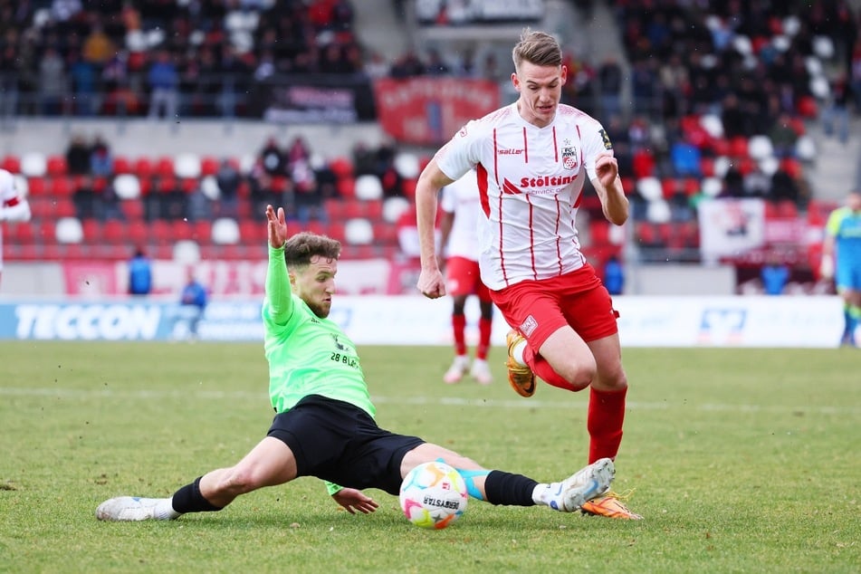 Samuel Biek (25, r.) verletzte sich im letzten Spiel schwer und wird dem FC Rot-Weiß Erfurt lange fehlen.