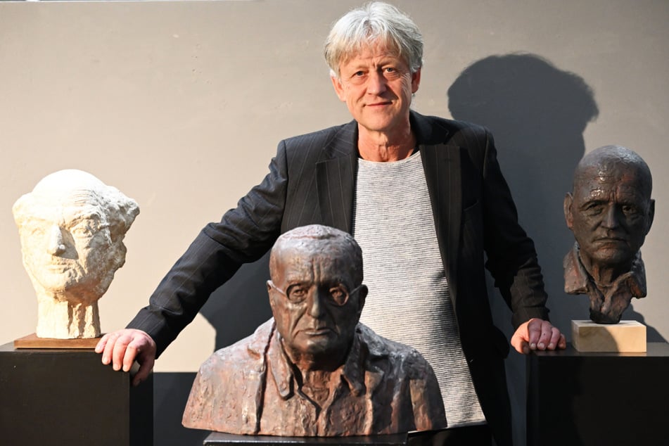 Der Professor und seine Büsten: Ulrich Eißner (60) mit den Köpfen von Stefan Heym (l.), Hartwig Albiro (M.) und Wolfgang Lötzsch (r.).