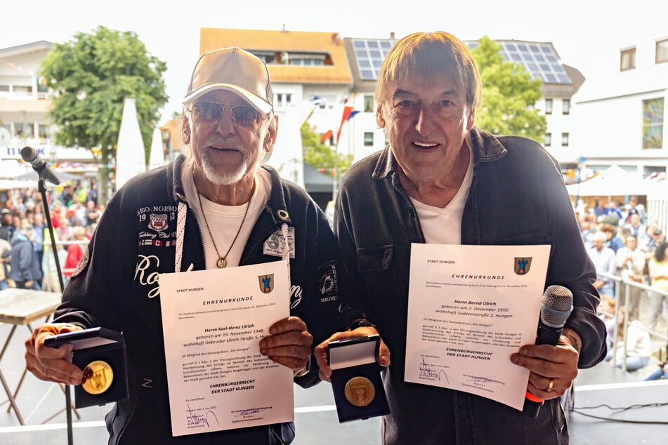 Die beiden Brüder, Karl-Heinz (76, l.) und Bernd Ulrich (74) mit ihren Ehrenbürgerurkunden ihrer Heimatstadt Hungen.