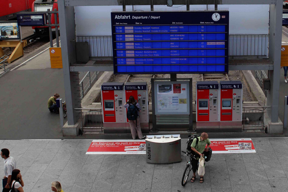 Nachdem sie sich am Fahrkartenautomaten im Dresdner Hauptbahnhof ein Ticket gezogen hatte, vergaß sie ihre 350 Euro-teure Kamera. (Symbolbild)