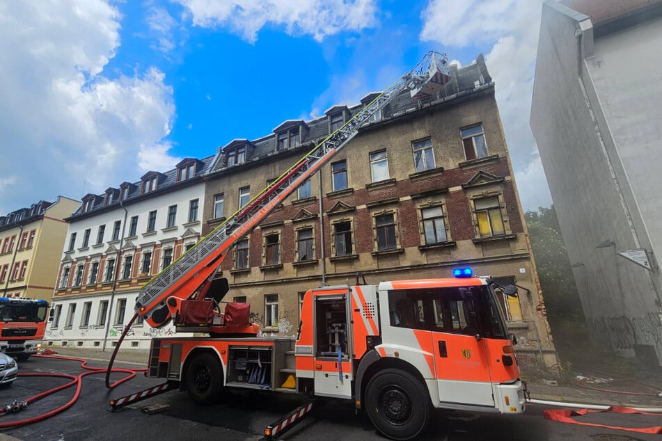 Leipzig: Dachstuhl-Brand verqualmt Leipziger Wohngebiet: Es war wohl Brandstiftung