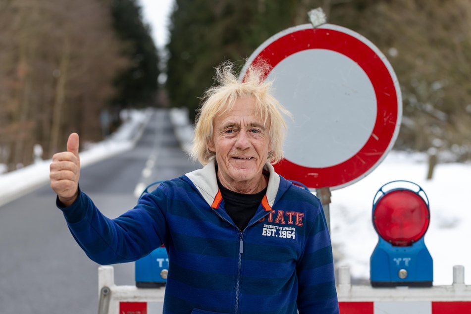 "Endlich Ruhe": Joachim Queck (69) aus Bergen freut sich über die gesperrte Straße nach Poppengrün.
