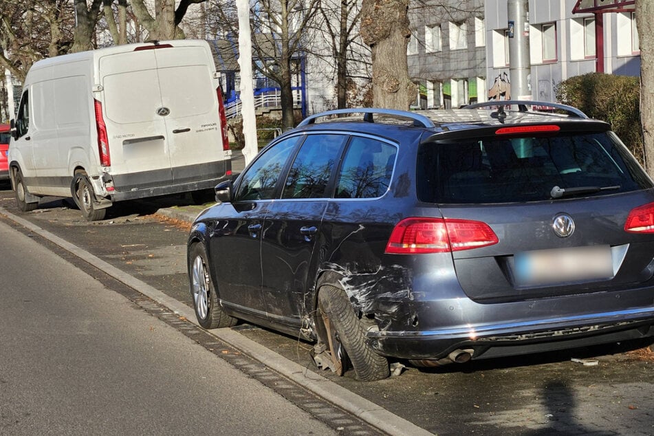 Die beiden geparkten Fahrzeuge standen auch am Sonntagvormittag noch am Ort.