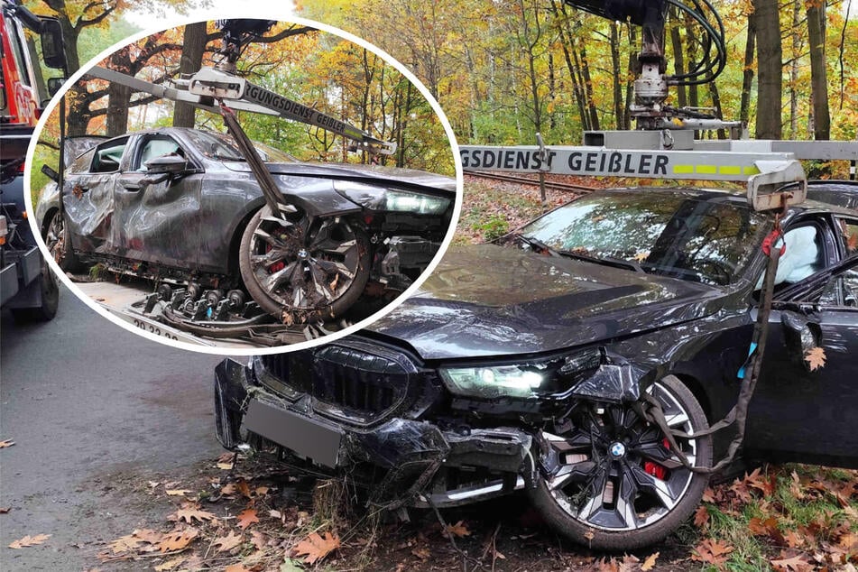 Nobler BMW geschrottet: Zwei Verletzte bei schwerem Unfall auf B156