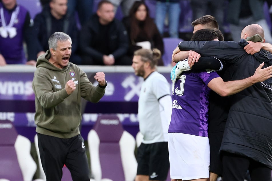 Selten zuvor sah man Aue-Trainer Jens Härtel (56) emotional so sehr aus sich herausgehen wie am Samstag.
