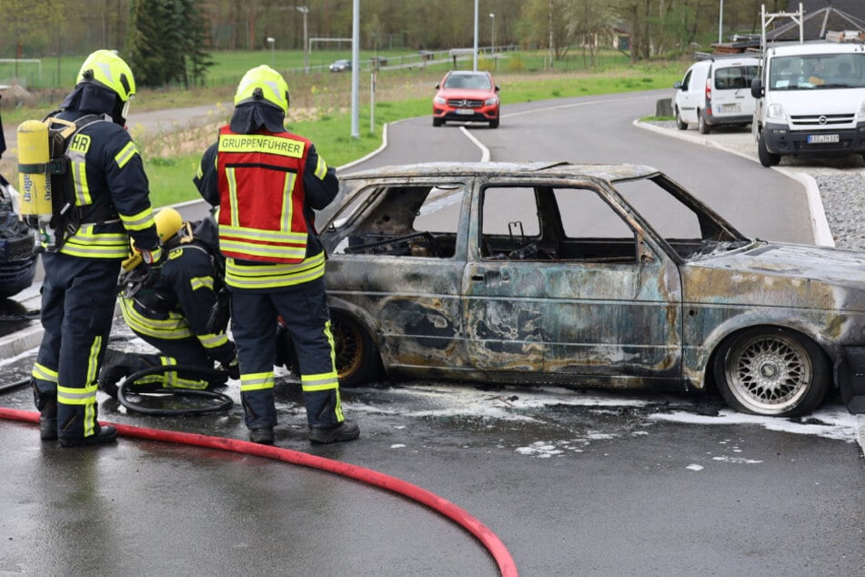 Feuerwehreinsatz im Erzgebirge: VW steht in Vollbrand