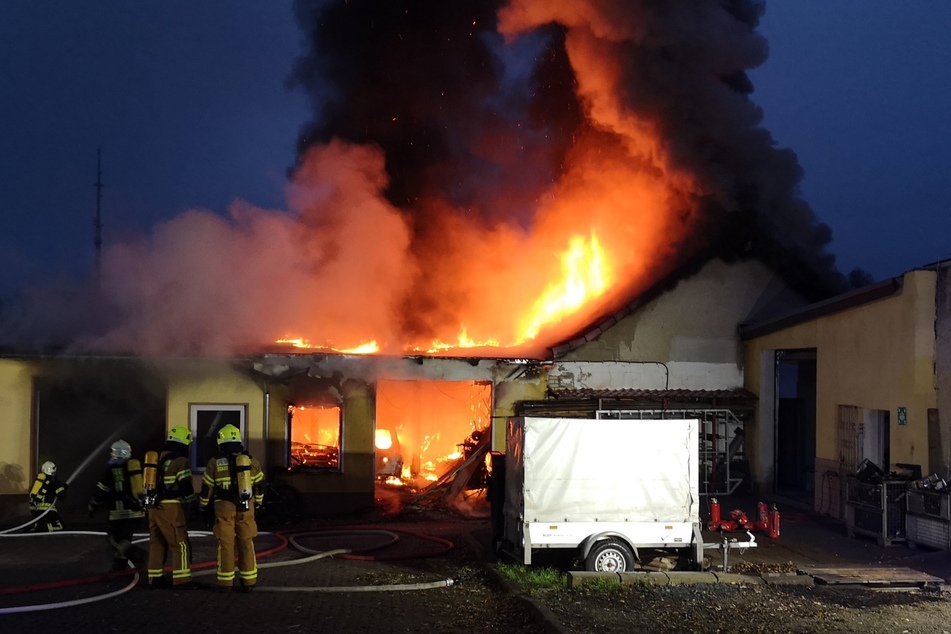 Nachdem aus einem Auto Gas ausgetreten war, ging eine Halle in Gernrode in Flammen auf.