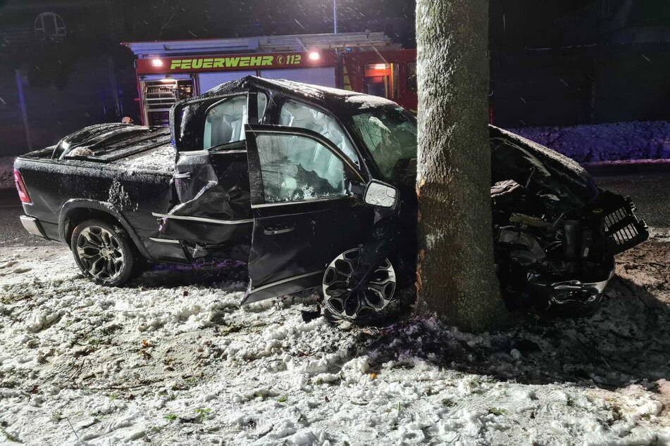 Die beiden Insassen sollen schwer verletzt worden sein.