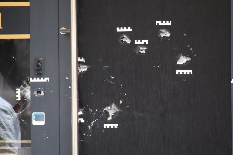 An der Fassade des Ladenlokals stellten die Beamten mehrere Einschusslöcher fest.