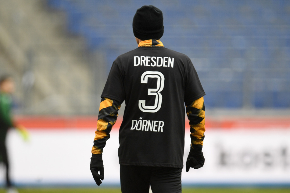 Der Erlös der Gedenk-Shirts, hier von der Dynamo-Mannschaft kurz nach Dixies Tod beim Aufwärmen in Hannover getragen, kommt der Stiftung zugute.