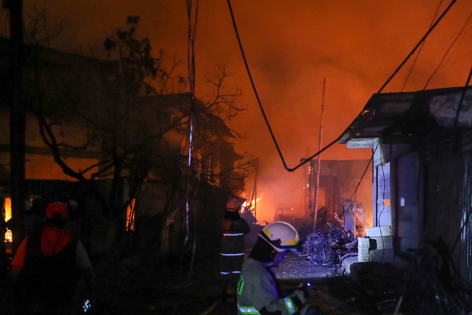 Bei dem verheerenden Unglück von Jakarta kam es zu vielen Toten und Verletzten. Ein Treibstofflager des staatlichen Ölkonzerns fing Feuer und explodierte.