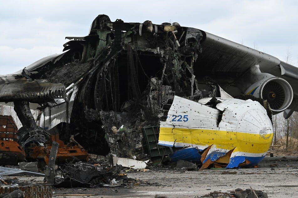 Het langste en zwaarste vrachtvliegtuig ter wereld werd meteen aan het begin van de Russische invasie onherstelbaar vernietigd op de Antonov-fabrieksvliegveld bij Kiev. (Archiefbeeld)