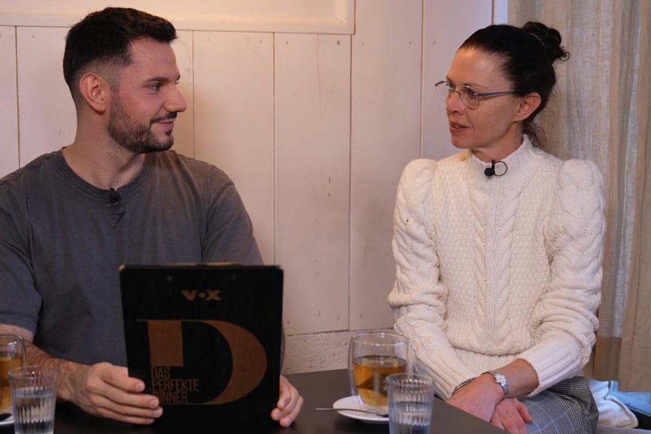 Dominik (23) und Angi (53) rätseln, was sich hinter dem Dessert verbirgt.