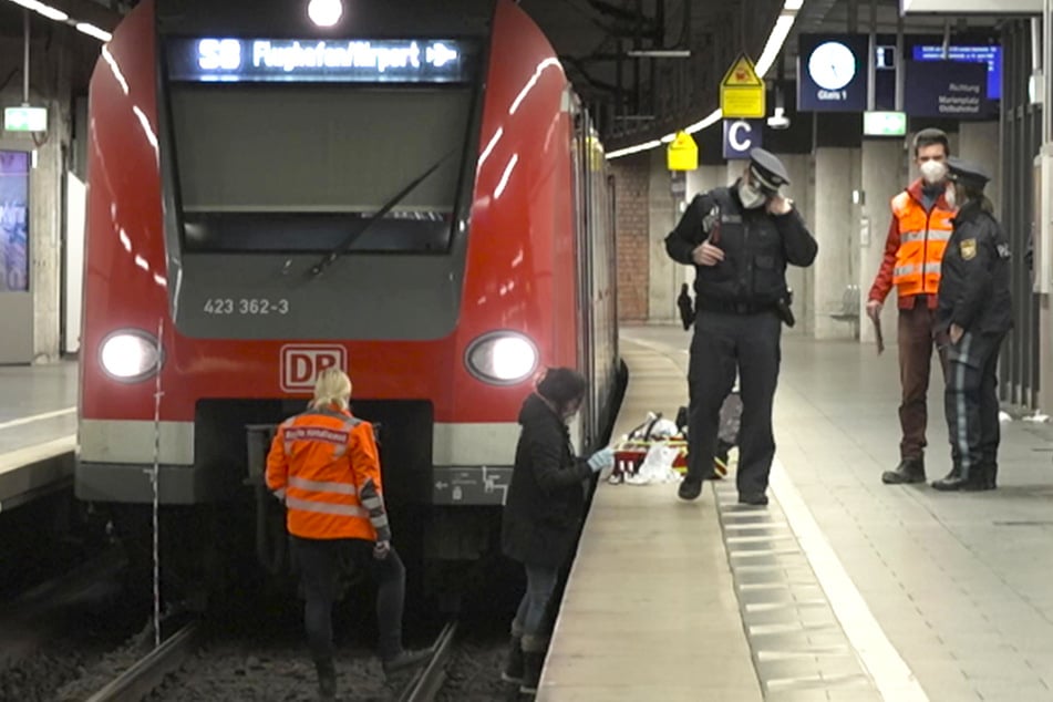 Ein 37 Jahre alter Mann wurde an der Haltestelle Stachus (Karlsplatz) in München von einer einfahrenden S-Bahn überrollt. Er war gestoßen worden.