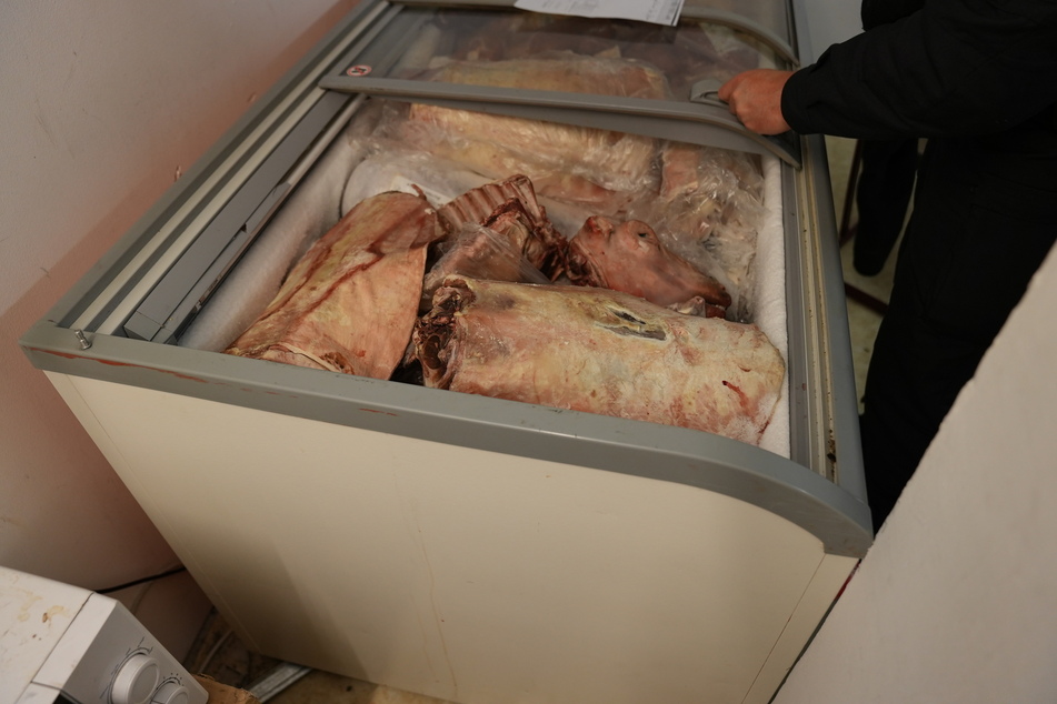 Bei den Durchsuchungen fanden die Einsatzkräfte verdorbenes Fleisch.