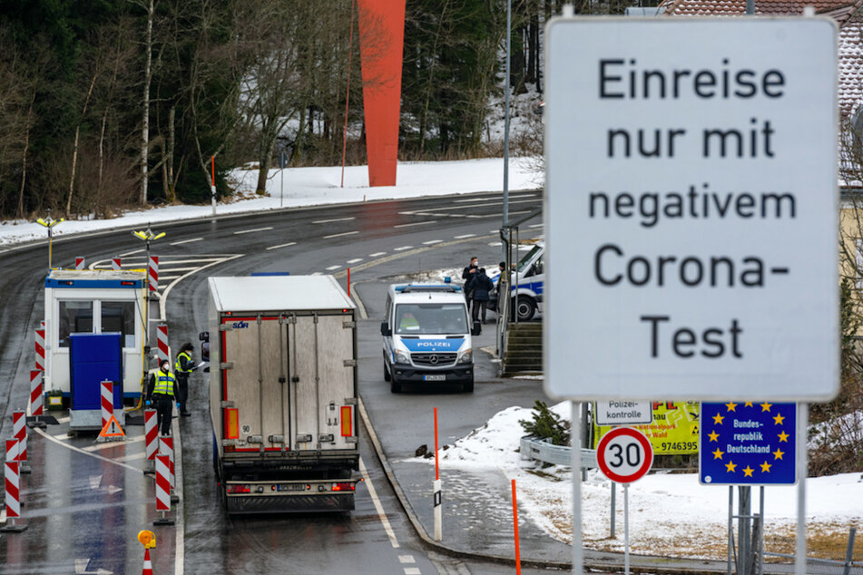 Ein Schild mit der Aufschrift "Einreise nur mit negativem Corona-Test" steht an der deutsch-tschechischen Grenze.