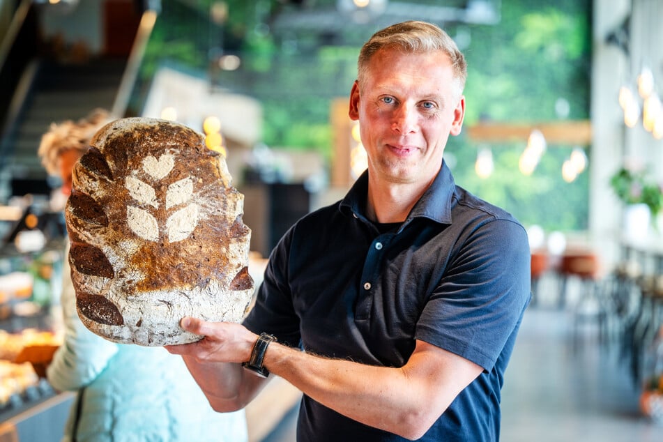 Bäckermeister Dirk Schäfer (43) backt jetzt Brote im großen Stil: am neuen Standort im Gewerbegebiet Rottluff-West.