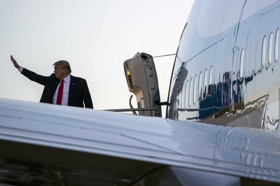 Donald Trump, Präsident der USA, winkt während er aus der Air Force One auf dem Flughafen in Dallas aussteigt.