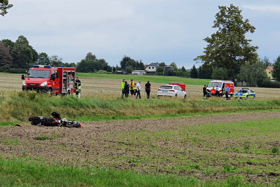 Ort des Unfalldramas: Nach dem Zusammenstoß lag die Ducati-Maschine des Opfers demoliert im Feld.