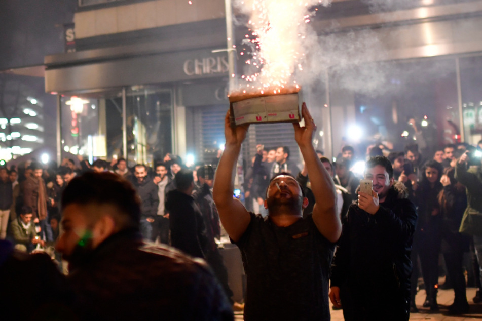 Feuerwerk soll in Augsburg auch auf privatem Grund verboten werden. (Symbolbild)