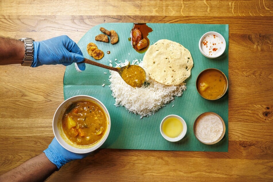 Präsentiert auf einem Bananenblatt, wird das Onam Sadhya traditionell mit den Händen gegessen.