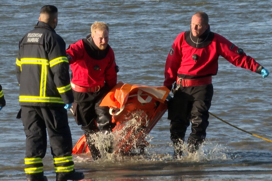 Am Donnerstagmorgen haben Einsatzkräfte eine Leiche aus der Elbe am Falkensteiner Ufer geborgen.