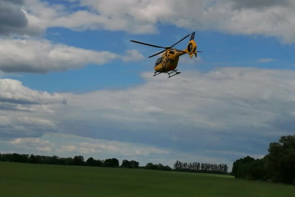 Ein Rettungshubschrauber bringt einen der Schwerverletzten in eine Klinik.