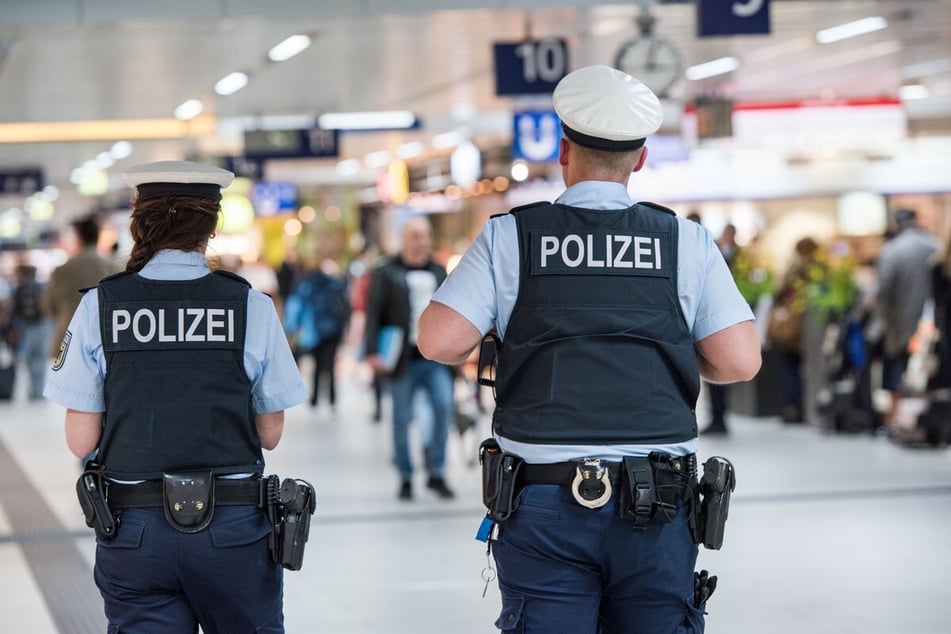 Polizisten beobachteten den Mann bei seiner Tat und unterbanden weitere Aufnahmen. (Symbolbild)