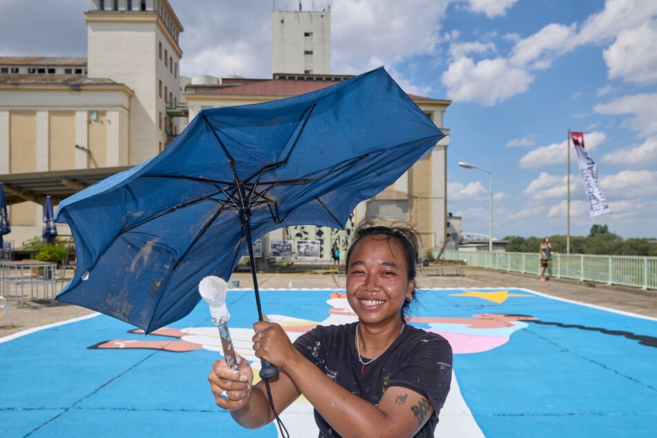 Aus Indonesien reiste Künstlerin Yessiow an, um ein rund 400 qm großes Terrassenbild zu malen.
