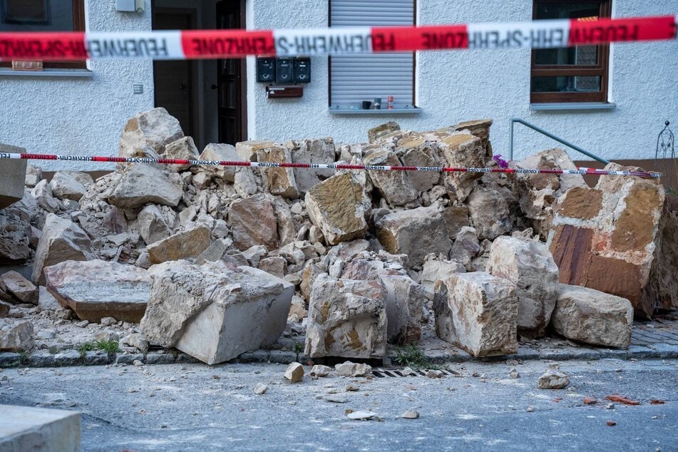 Von einem Großteil des Bogens ist nur noch ein Steinhaufen übrig.