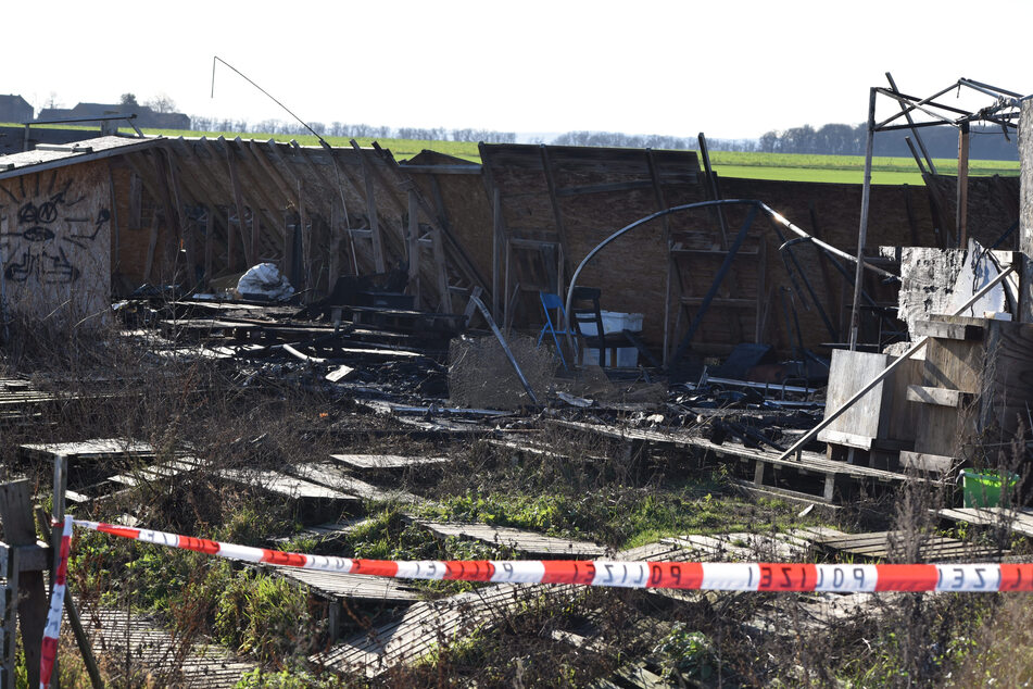 Die Polizei hat die Mahnwache am Hambacher Forst als Tatort abgesperrt.