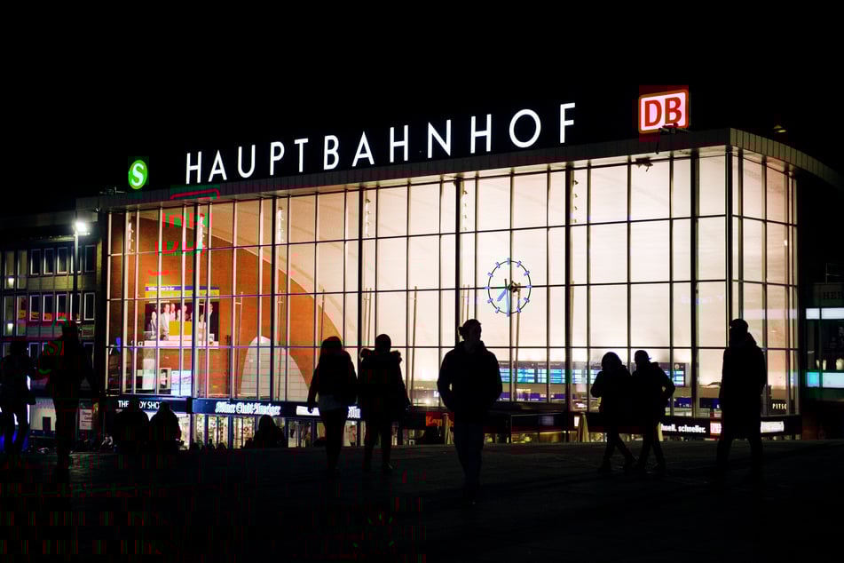 Am Kölner Hauptbahnhof kam es Montagnacht zu einer Schlägerei, wobei der Täter fast in das Gleisbett fiel und durch eines seiner Opfer gerettet wurde.