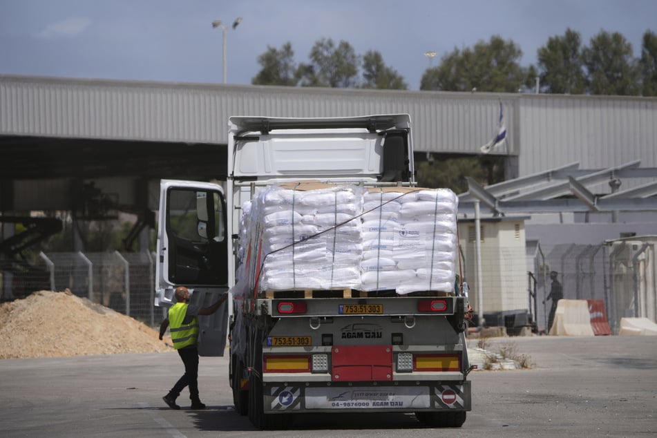 Nachdem am Montag nur fünf Hilfstransporte den Küstenstreifen erreicht hatten, sollen heute weitere Hilfslieferungen nach Gaza gebracht werden.
