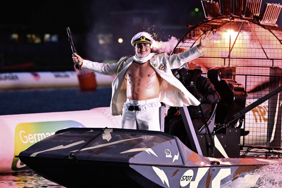 Mit weißem Kapitäns-Outfit inklusive Fake-Bauchmuskeln und jeder Menge Pyrotechnik hat Stefan Raab (59) am Samstagabend die erste Ausgabe der "Jetski Star WM" eröffnet.