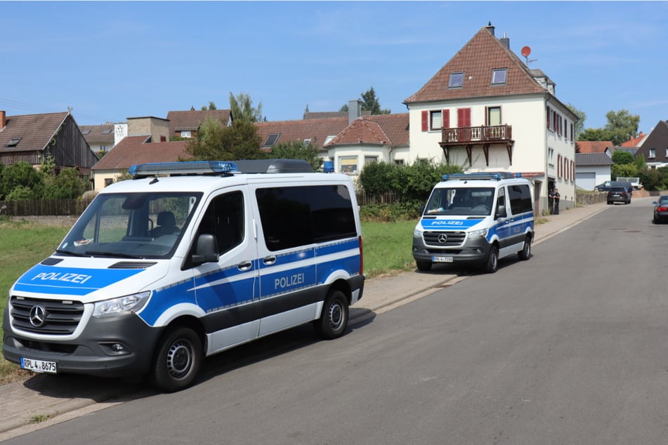 Mehrere Streifenwagen stehen am Tatort bereit.