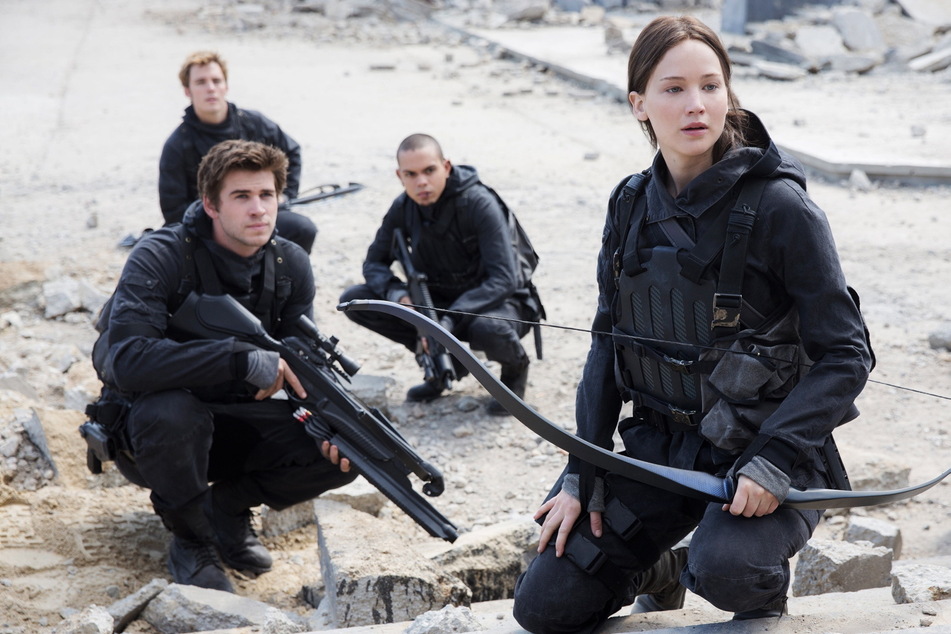 Katniss (Jennifer Lawrence, 33, r.) bereitet sich mit ihrem Team auf die finale Schlacht vor.