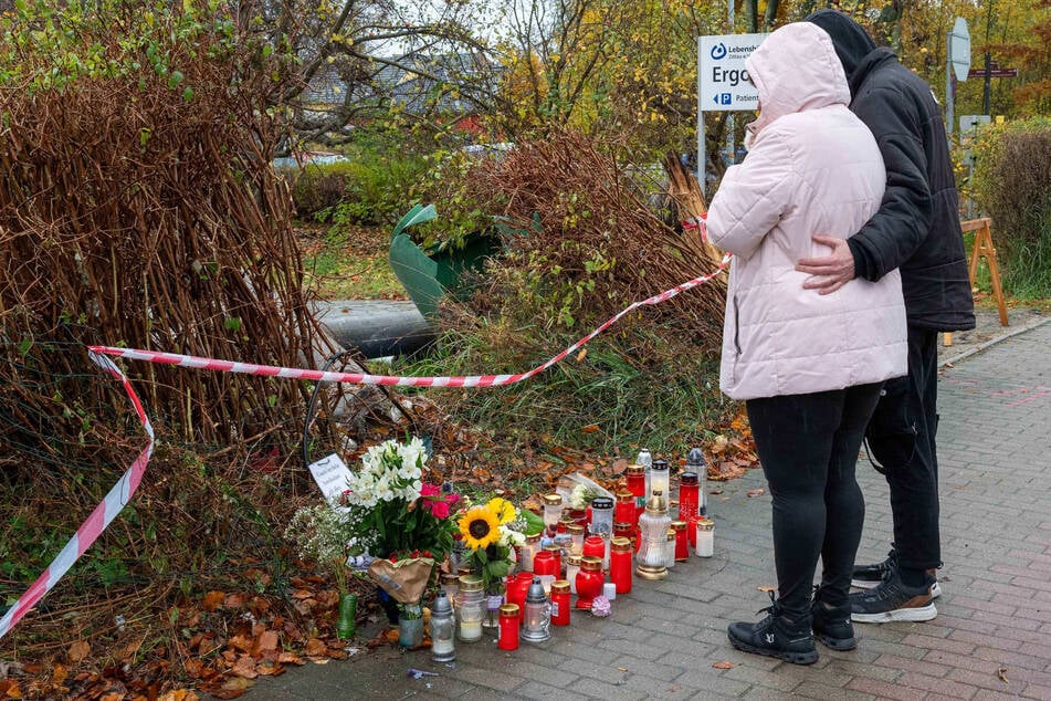 In tiefer Trauer: Mutter Christine und Stiefvater Peter besuchten den Unfallort.