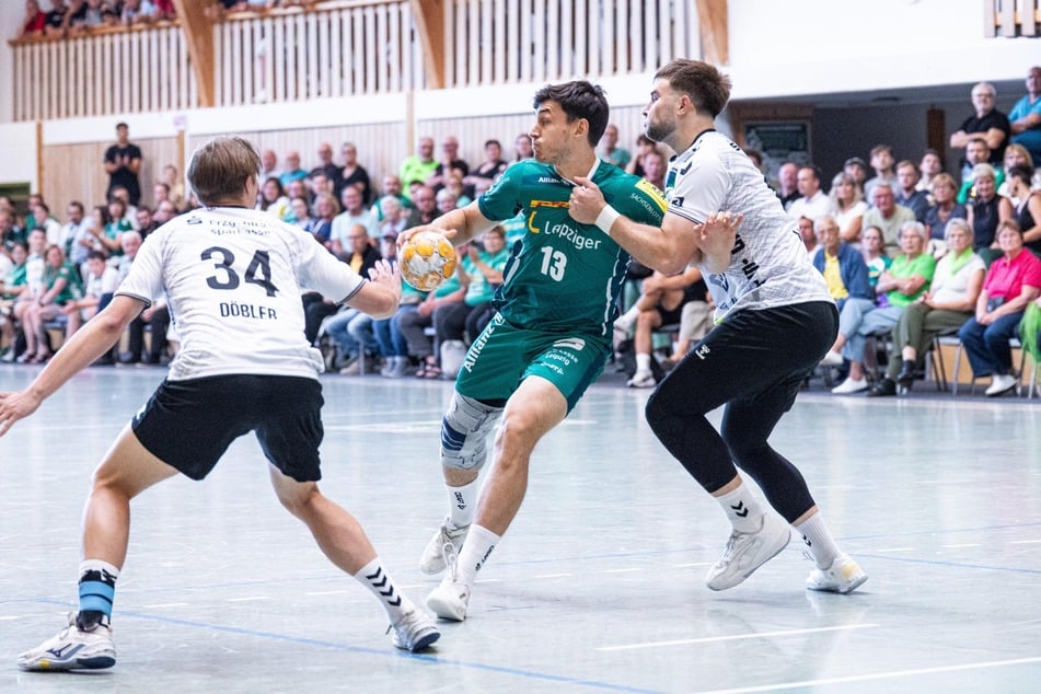 Matej Klima (M.) versucht sich gegen die Auer Abwehr durchzusetzen.
