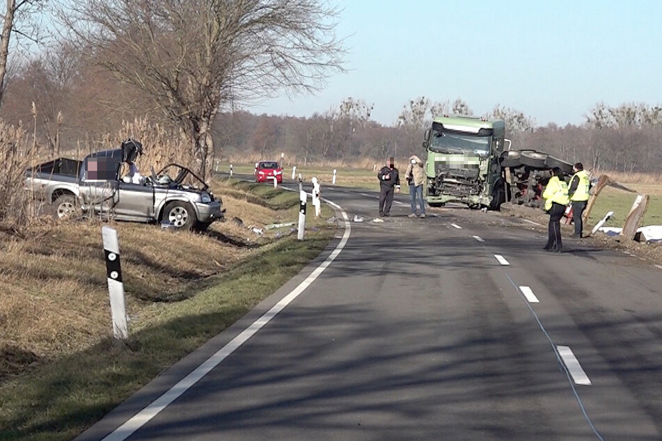 Auf der B244 zwischen Rühen und Grafenhorst ist es am Montagmorgen zu einem schweren Unfall gekommen.
