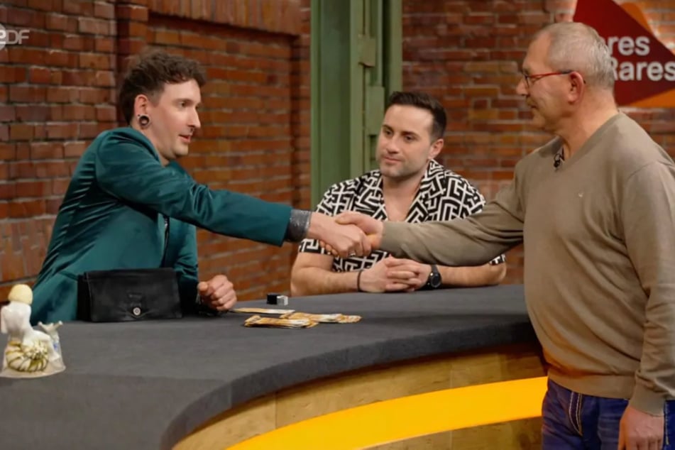 Händler Fabian Kahl (34, l.) kauft das Objekt für satte 2100 Euro. Auf dem Flohmarkt hatte Rafael einst nur zehn Euro dafür hingelegt.