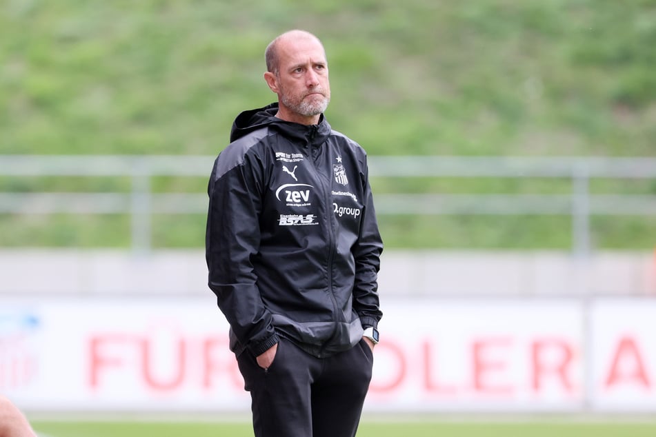Ist mit der Saarbrücken-Niederlage nicht zufrieden: FSV-Coach Joe Enochs (51).